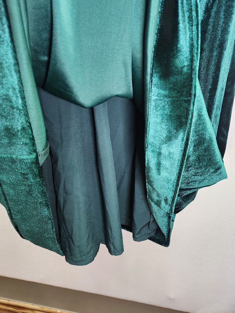 Elegant Emerald Green Velvet Midi Dress with Long Sleeves and Pockets Size S - Picture 7 of 13